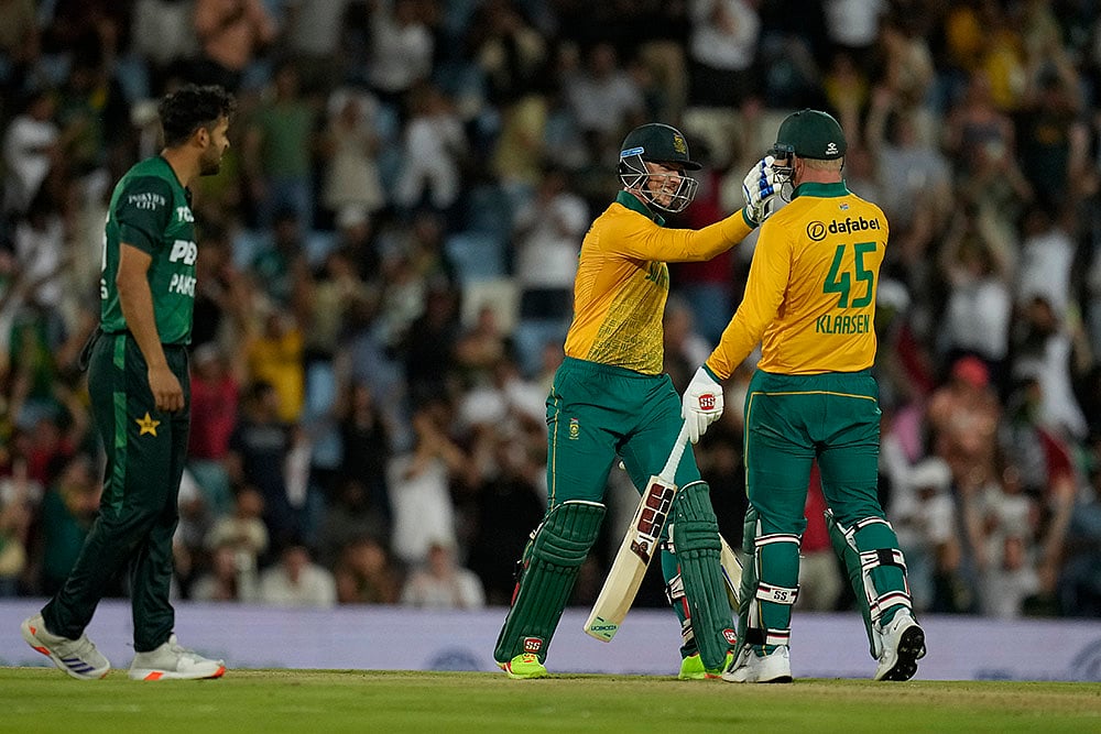 | Photo: AP/Themba Hadebe : RSA Vs PAK, 2nd T20I: South Africa's Rassie van der Dussen celebrates with Heinrich Klaasen