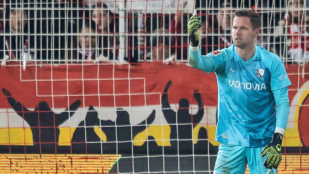 AP/Andreas Gora : VfL Bochum goalkeeper Patrick Drewes shows an object with which he was hit on the head during the Bundesliga match against FC Union Berlin.