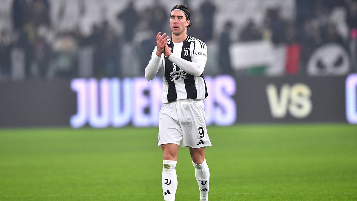 Dusan Vlahovic applauds Juventus' fans after their draw with Venezia. - null