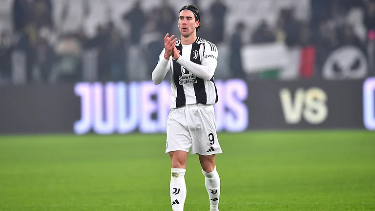 Dusan Vlahovic applauds Juventus' fans after their draw with Venezia. - null