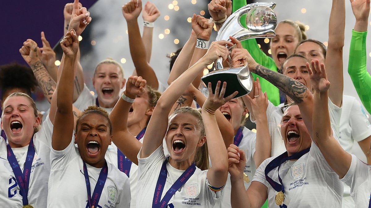 England lift the Euro 2022 trophy