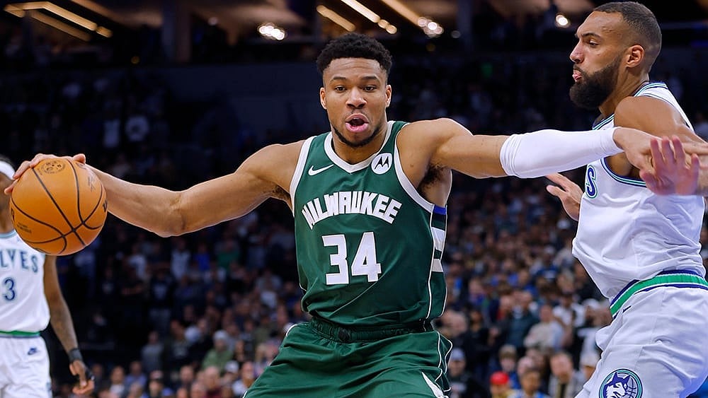 | Photo: AP/Bruce Kluckhohn : Milwaukee Bucks take on Oklahoma City Thunder in the final of the NBA Cup.