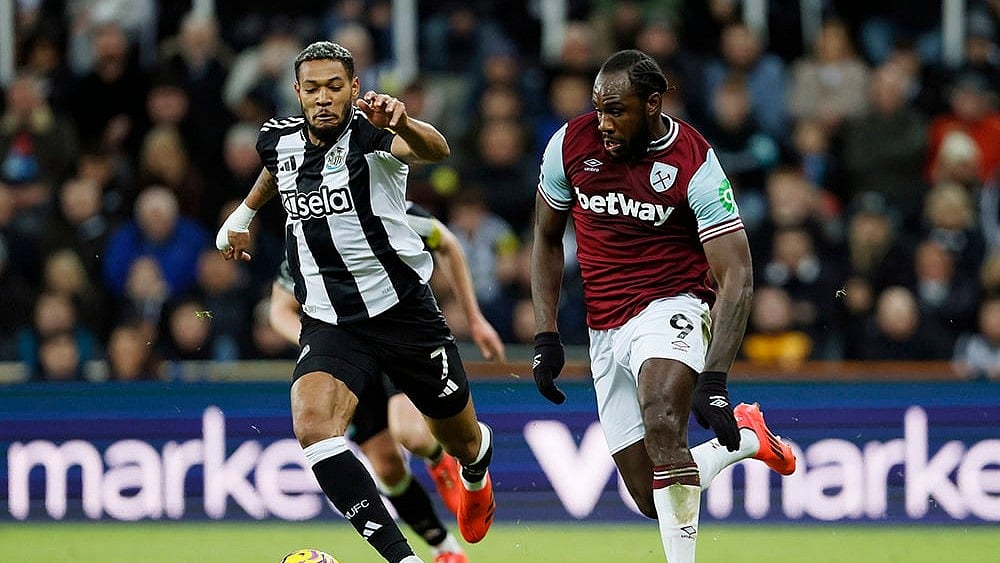 | Photo: Richard Sellers/PA via AP : Newcastle United's Joelinton, left, challenge for the ball 