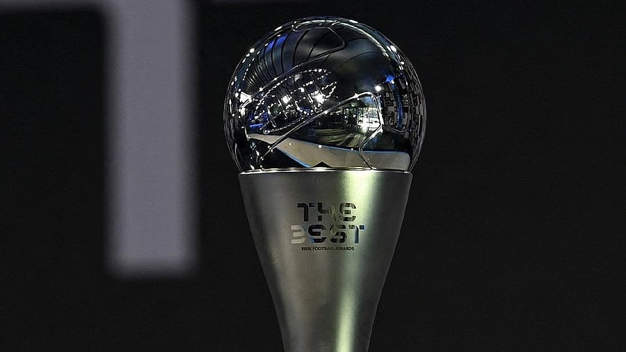 X/FIFA : The FIFA Best Award trophy.