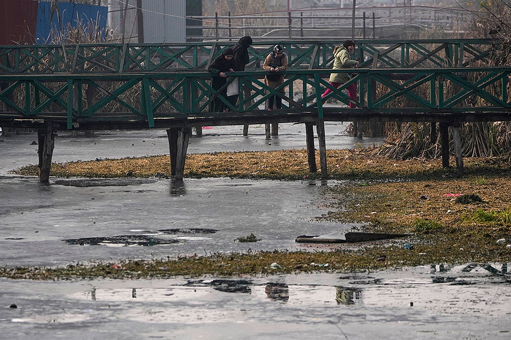 North India Weather winter season Cold wave in Kashmir valley in pics: 4