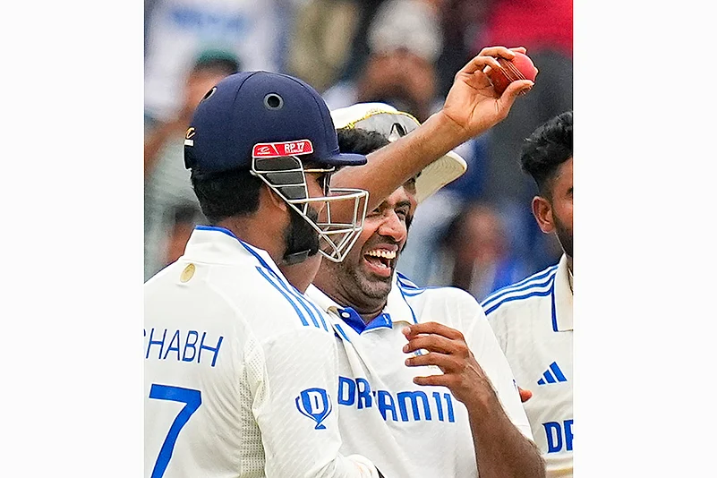 R Ashwin Retires: R
Ashwin celebrates with teammates after taking 5 wickets