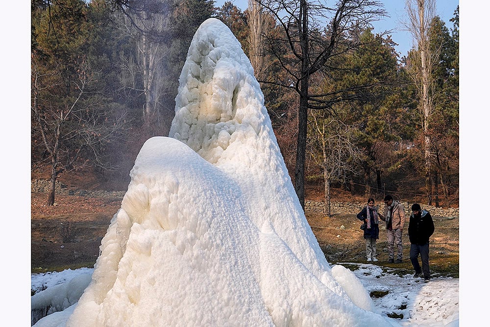 North India Weather winter season Cold wave in Kashmir valley in pics: 9