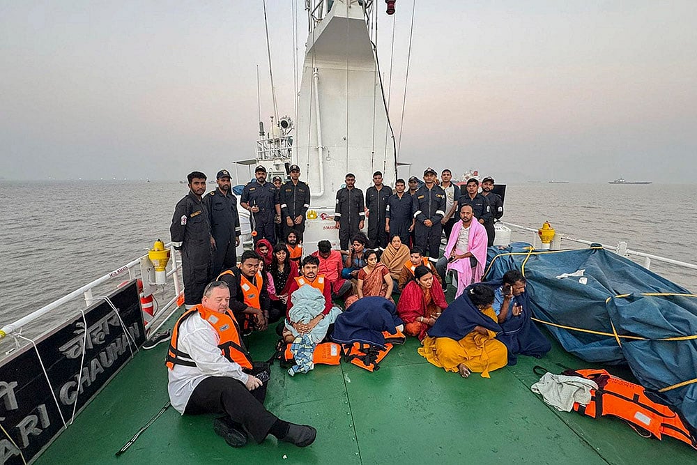 Mumbai Boat Accident Ferry capsized off Mumbai coast after Navy Speedboat Crashes Into Ferry: 4