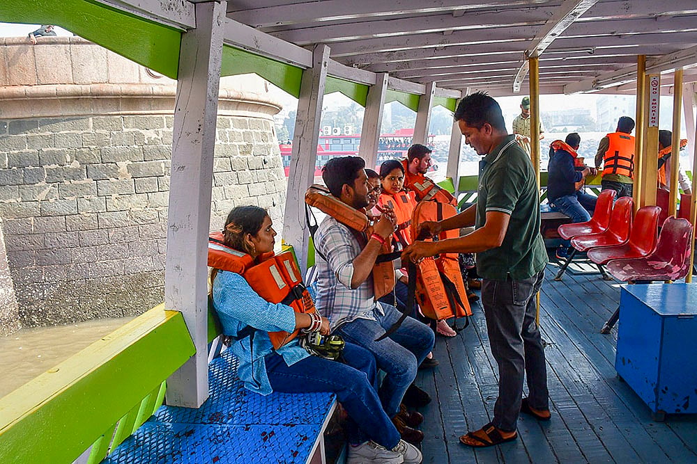 Mumbai Boat Accident Ferry capsized off Mumbai coast after Navy Speedboat Crashes Into Ferry: 10