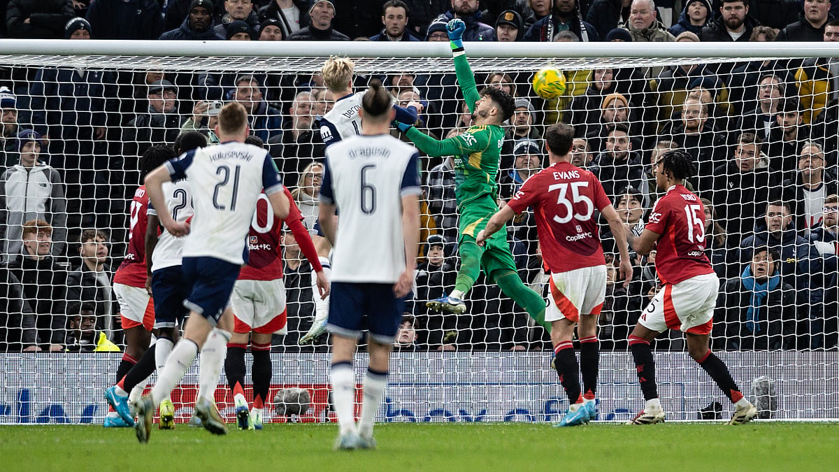 Son Heung-min's corner sails over Altay Bayindir and in