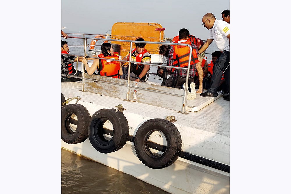 Mumbai Boat Accident Ferry capsized off Mumbai coast after Navy Speedboat Crashes Into Ferry: 7