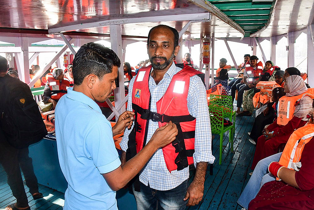 Mumbai Boat Accident Ferry capsized off Mumbai coast after Navy Speedboat Crashes Into Ferry: 8