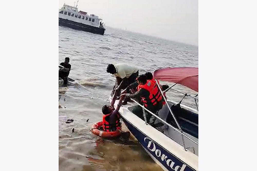 Mumbai Boat Accident Ferry capsized off Mumbai coast after Navy Speedboat Crashes Into Ferry: 5