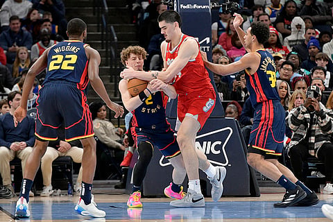 NBA: Warriors guard Brandin Podziemski (2) strips the ball from Grizzlies center Zach Edey
