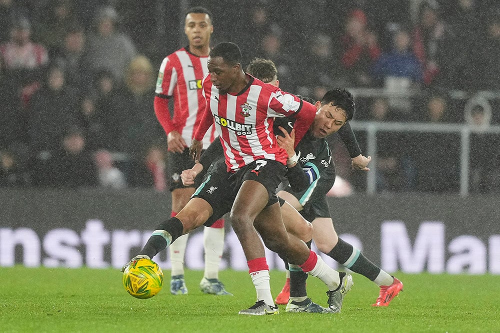 | Photo: AP/Sean Ryan : EFL Cup Quarter-Finals: Southampton's Joe Aribo, left, and Liverpool's Wataru Endo fight for the ball