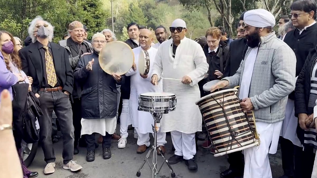 PTI : Zakir Hussain's friends and admirers gather to pay tribute at his funeral.