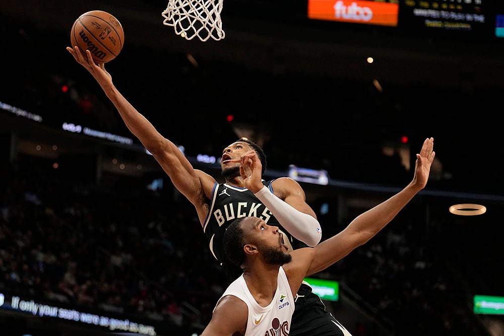 NBA Basketball Milwaukee Bucks vs Cleveland Cavaliers match pics: Giannis Antetokounmpo