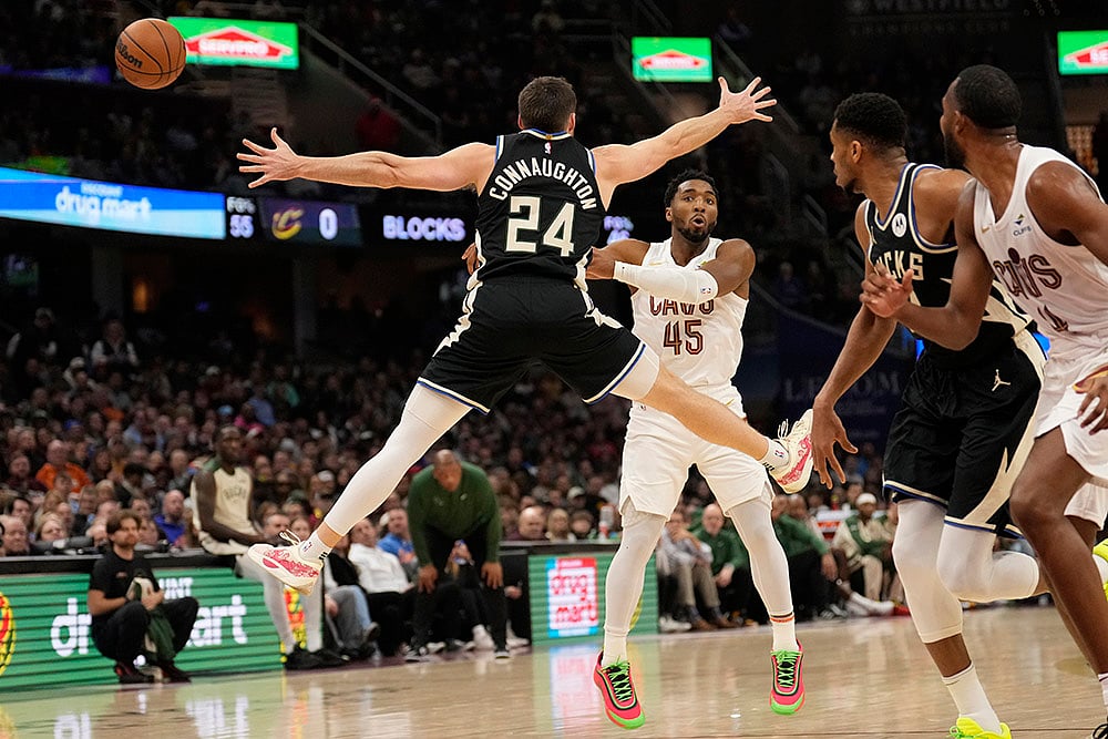 | Photo: AP/Sue Ogrocki : NBA 2024-25: Cavaliers guard Donovan Mitchell (45) passes in front of Bucks guard Pat Connaughton