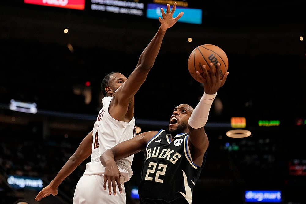 NBA Basketball Milwaukee Bucks vs Cleveland Cavaliers match pics: Khris Middleton 