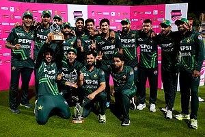 | Photo: AP/Themba Hadebe : RSA Vs PAK 3rd ODI: Pakistan's players pose with the trophy