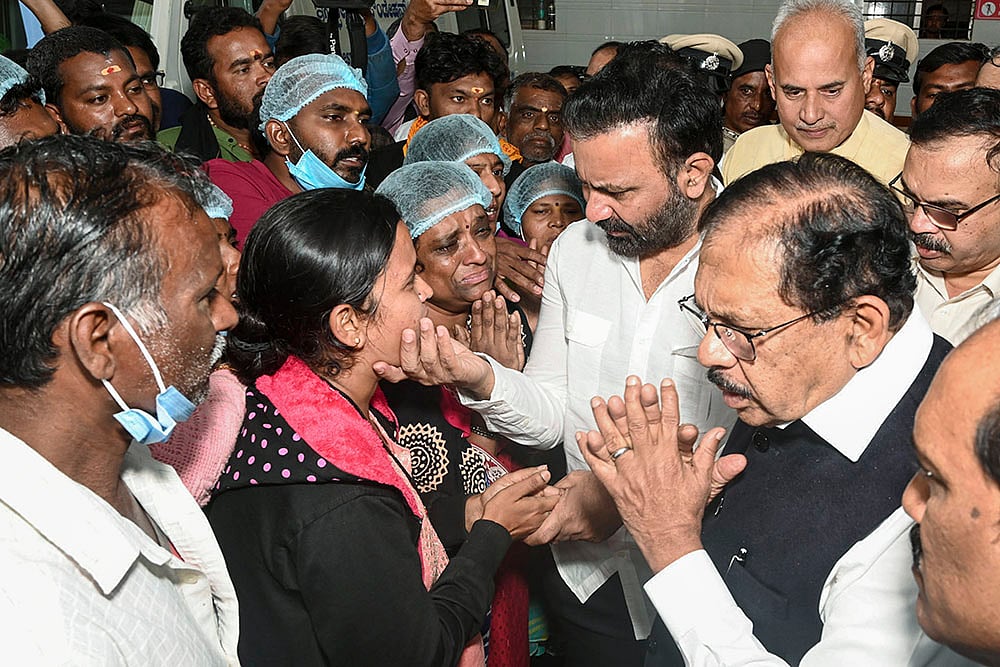 Karnataka Ministers meet injured Ayyappa devotees
