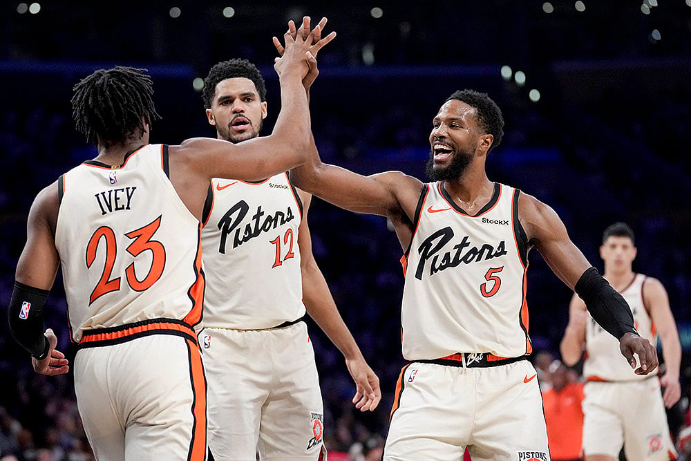 NBA 2024-25: Pistons guard Jaden Ivey, forward Tobias Harris and guard Malik Beasley celebrate a basket  - | Photo: AP/Eric Thayer