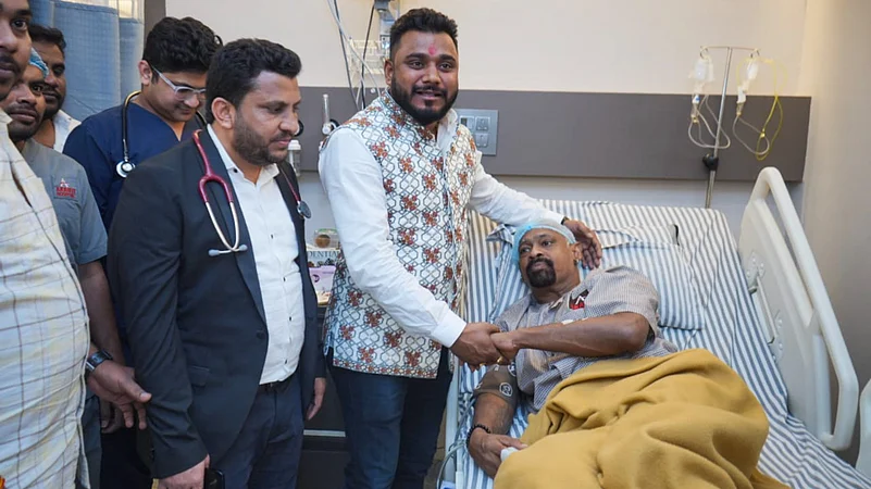 People meet former India cricketer Vinod Kambli Thane hospital