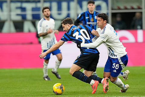 Serie A 2024-25: Inter Milan's Carlos Augusto, left, and Como's Luca Mazzitelli fight for the ball 