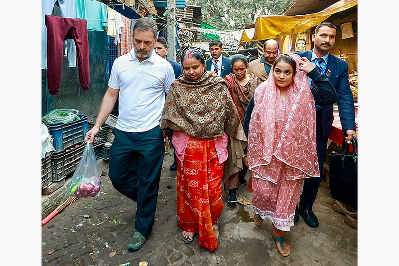 Rahul Gandhi visits vegetable market in New Delhi