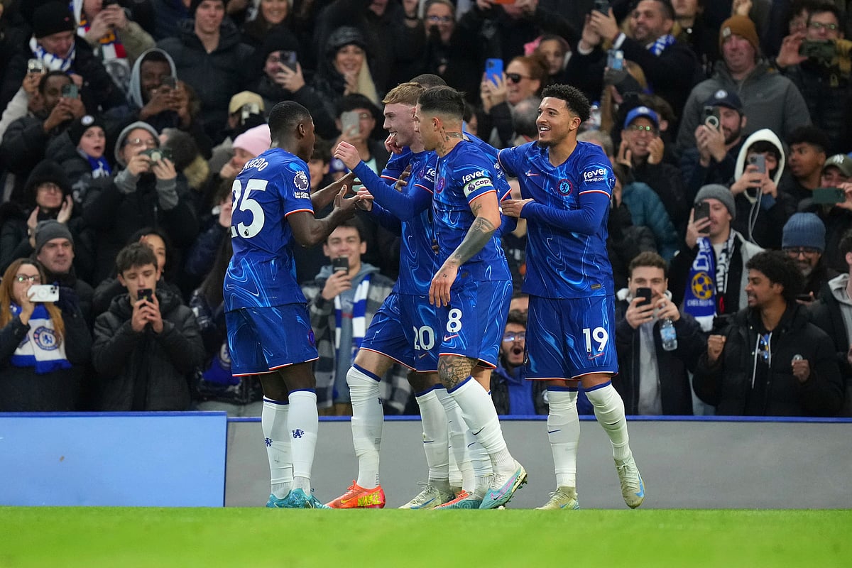 (AP Photo/Kirsty Wigglesworth)
 : Chelsea's Cole Palmer, center, celebrates with teammates after scoring the opening goal during the English Premier League soccer match between Chelsea and Fulham at Stamford Bridge stadium in London, Thursday, Dec. 26, 2024. 

