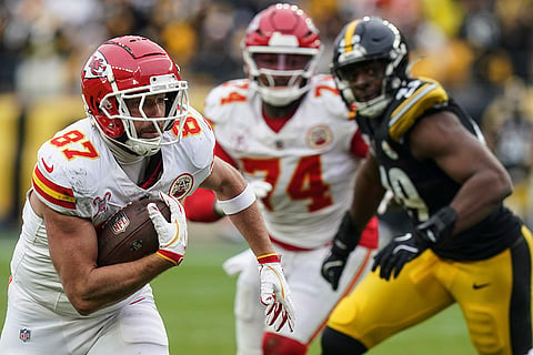 NFL Football: Chiefs tight end Travis Kelce (87) runs against the Pittsburgh Steelers