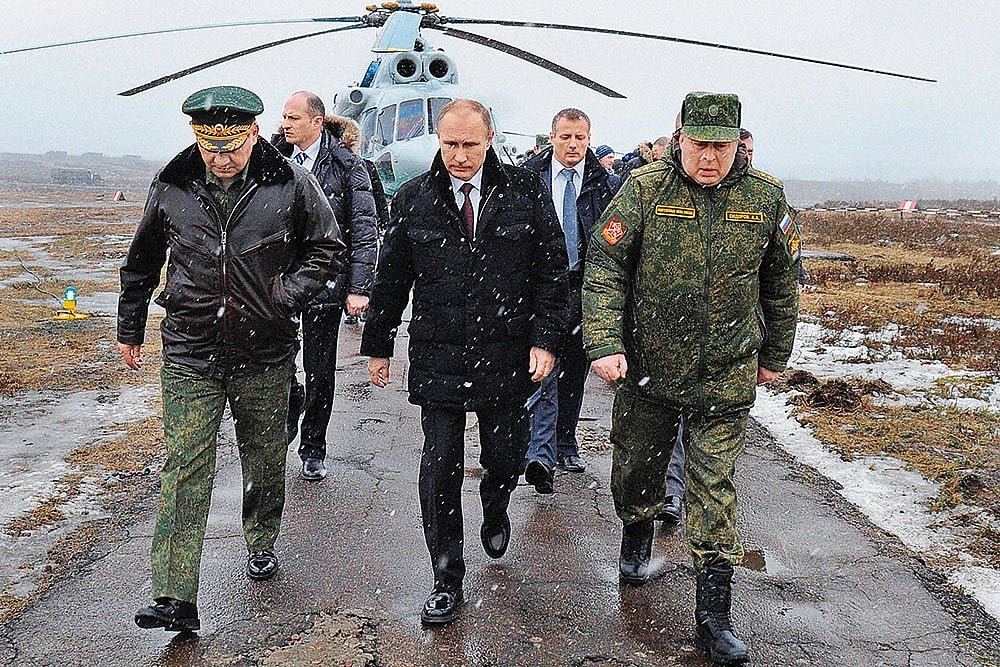Russian President Vladimir Putin and Defense Minister Sergei Shoigu in Ukraine