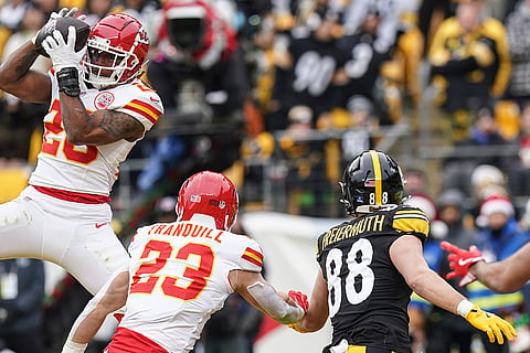 NFL Football: Chiefs safety Justin Reid (20) intercepts the ball intended for Steelers tight end Pat Freiermuth