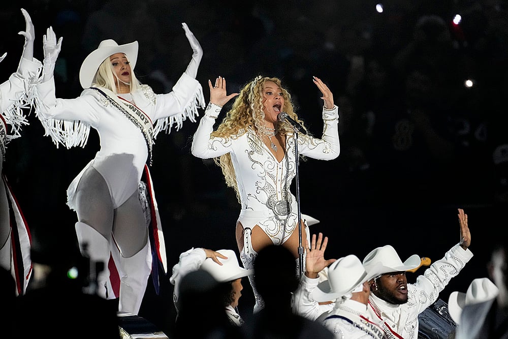 Ravens vs Texans NFL Football Christmas Halftime Show Photos: Beyoncé 