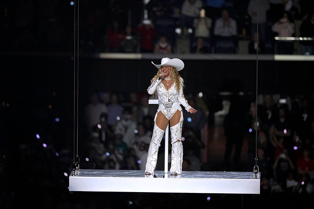 Ravens vs Texans NFL Football Christmas Halftime Show Photos: Beyoncé 