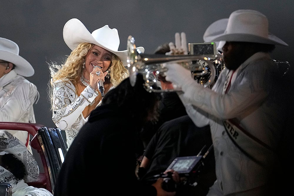 Ravens vs Texans NFL Football Christmas Halftime Show Photos: Beyoncé 