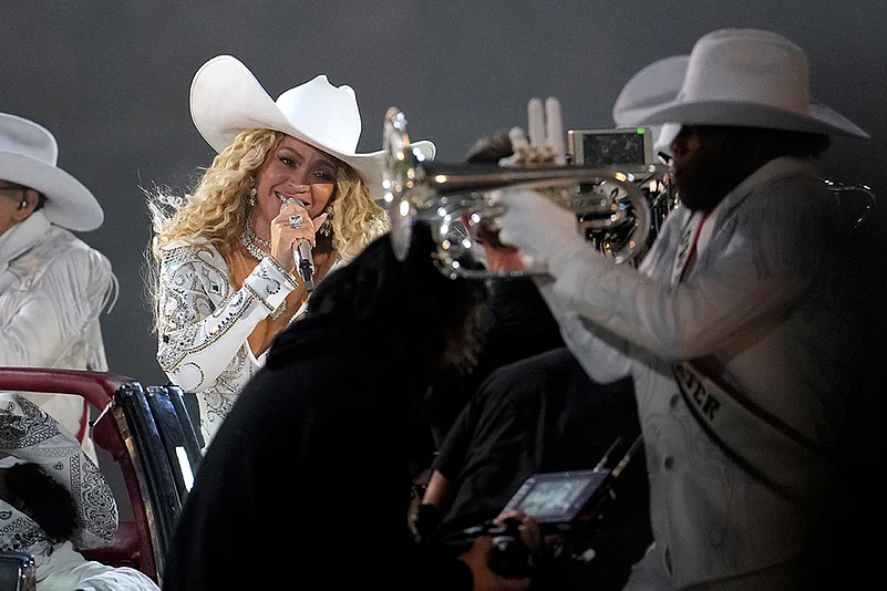 Ravens vs Texans NFL Football Christmas Halftime Show Photos: Beyoncé