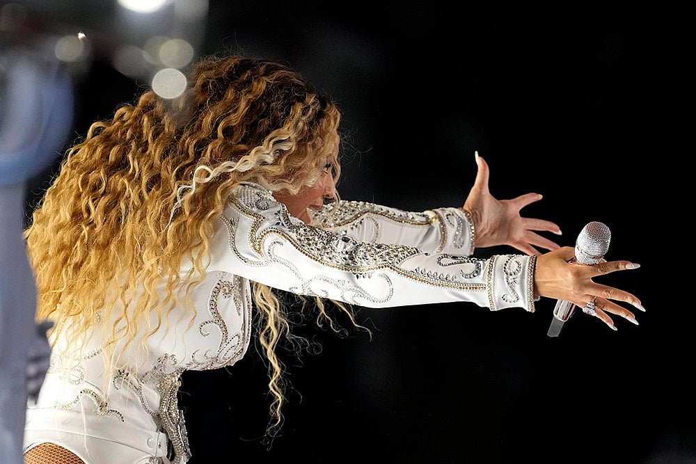 Ravens vs Texans NFL Football Christmas Halftime Show Photos: Beyoncé 