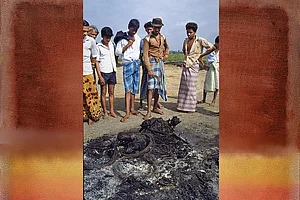 | Photo: Getty Images : Tense Times: A crowd gathered around the burnt body of a member of the JVP-Sinhalese People’s Liberation Front
