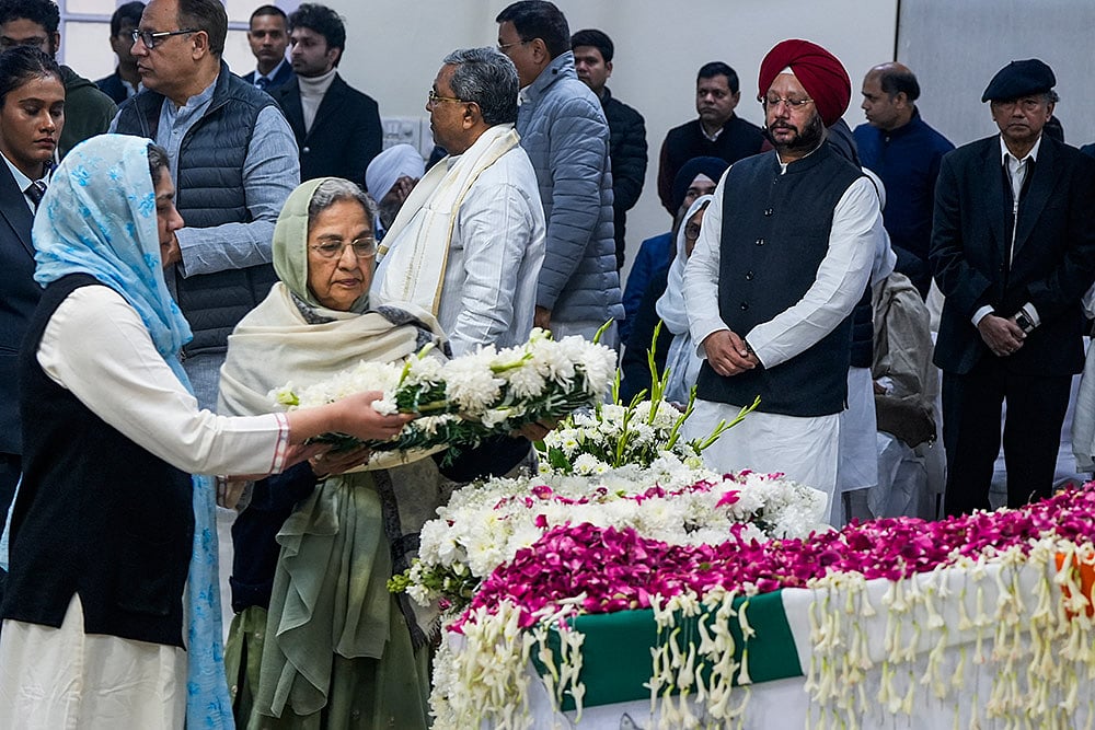 | Photo: PTI/Atul Yadav : Manmohan Singh's wife, daughter pay respects to him at AICC HQ