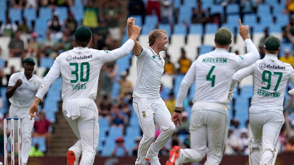 | Photo: AP/Themba Hadebe : SA vs PAK 1st Test Day 1: South Africa's Corbin Bosch, centre, celebrates with teammates after taking a wicket of Pakistan's Shan Masood
