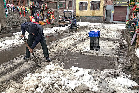 Weather: Heavy snowfall in J-K 