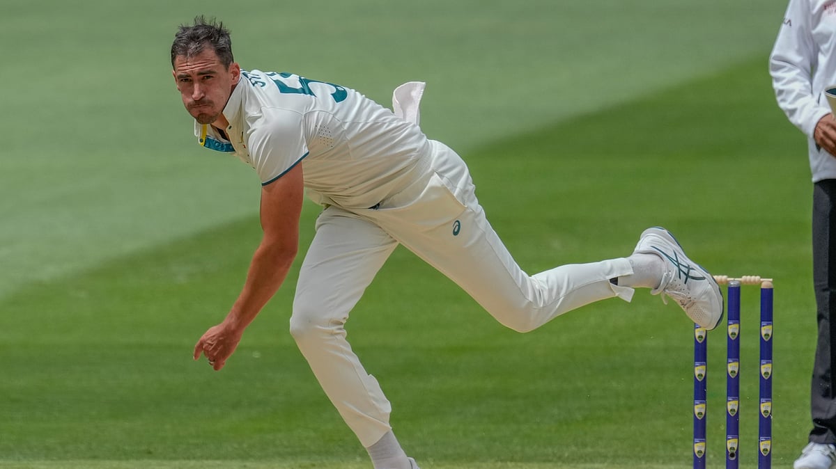 AP Photo/Asanka Brendon Ratnayake : Australia's Mitchell Starc bowls a delivery during play on the third day of the fourth cricket test between Australia and India at the Melbourne Cricket Ground, Melbourne.