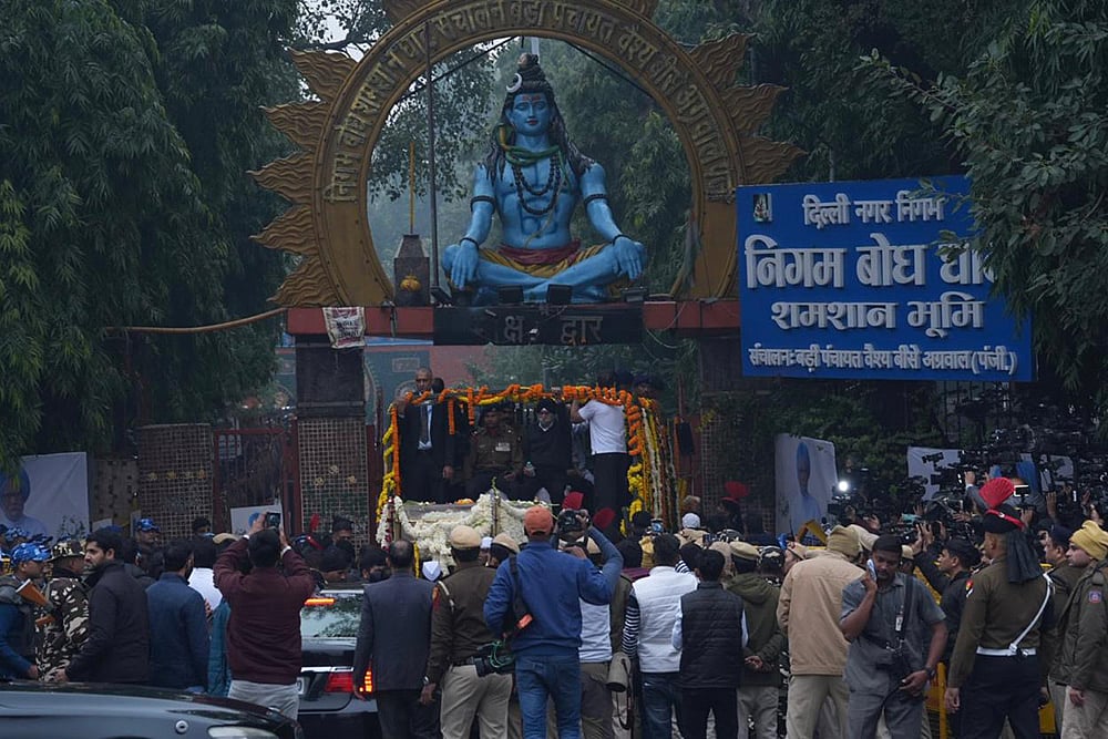 Manmohan Singhs mortal remains brought to Nigambodh Ghat