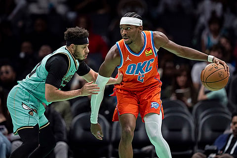 NBA: Hornets guard Seth Curry (30) guards Thunder guard Shai Gilgeous-Alexander 
