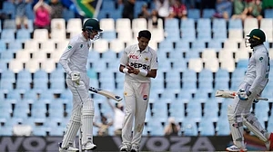 AP Photo/Themba Hadebe : South Africa's Marco Jansen, left, celebrates teammate Kagiso Rabada, right, after scoring the winning runs following the day four of the Test cricket match between South Africa and Pakistan, at the Centurion Park in Centurion.