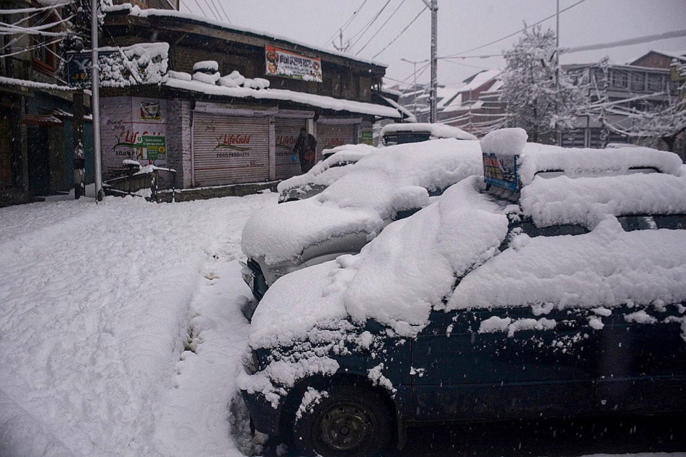 Weather: Heavy snowfall in J&K Snowfall in Himalayan region