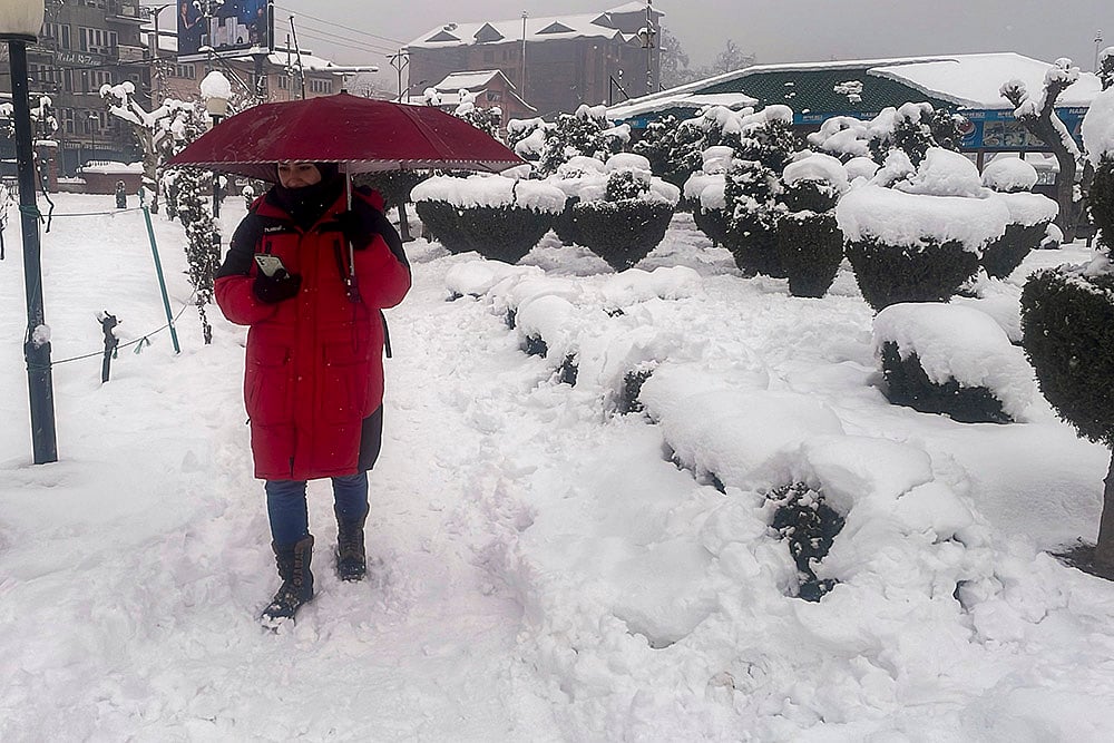 Weather: Heavy snowfall in Srinagar Snowfall in Himalayan region