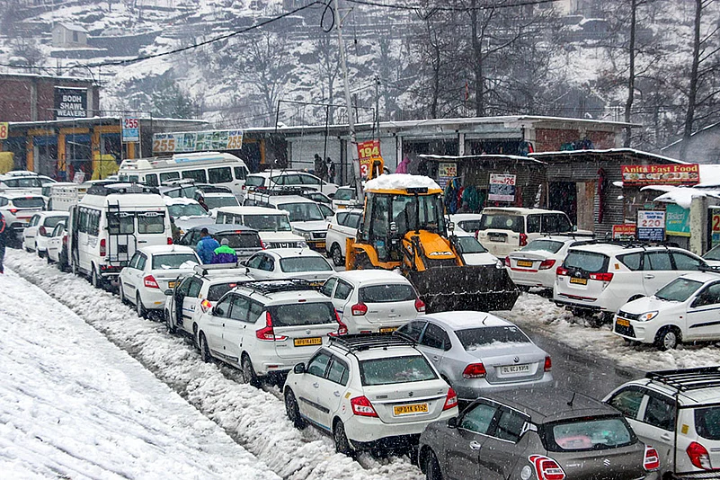 Snowfall in Himalayan region Weather: Traffic jam after snowfall