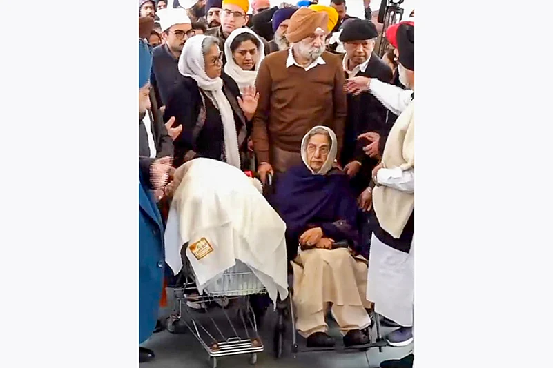 Manmohan Singhs ashes immersed at Astha Ghat